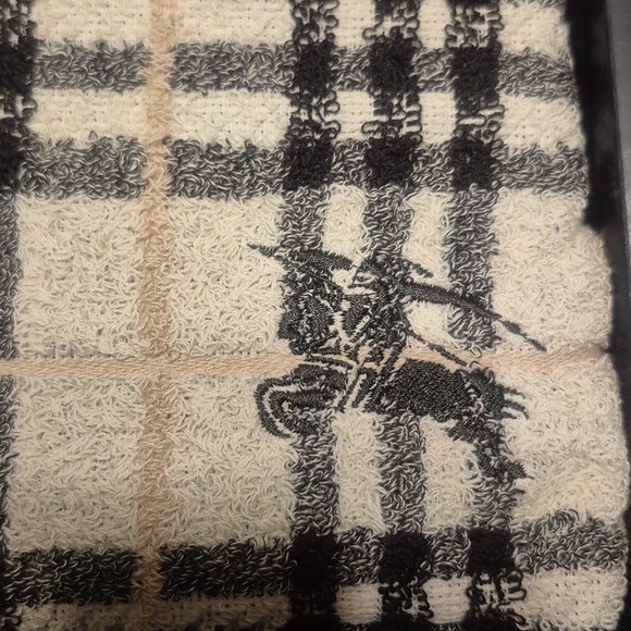 NEW Burberry Towel - Picture 2 of 4